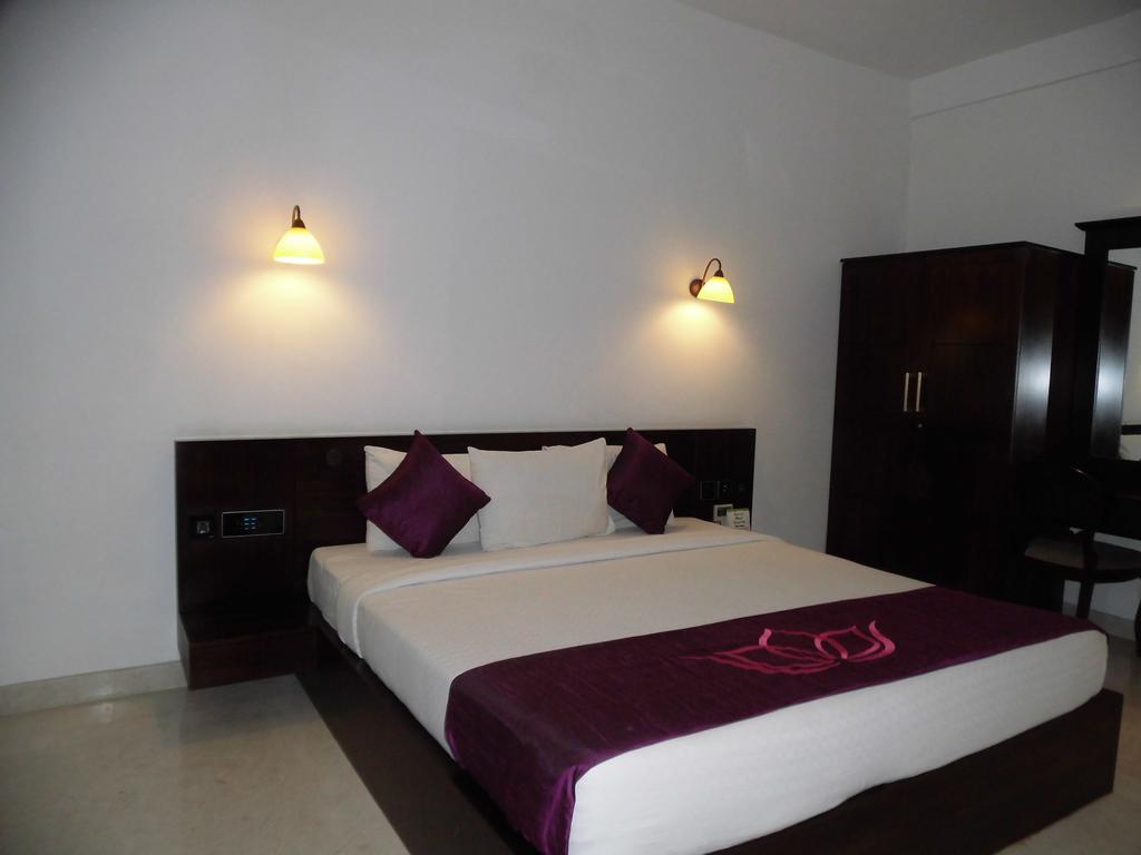Lakshmi Hotel Thanjavur Room photo
