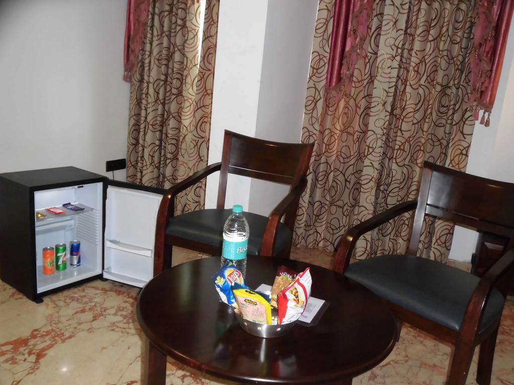 Lakshmi Hotel Thanjavur Room photo
