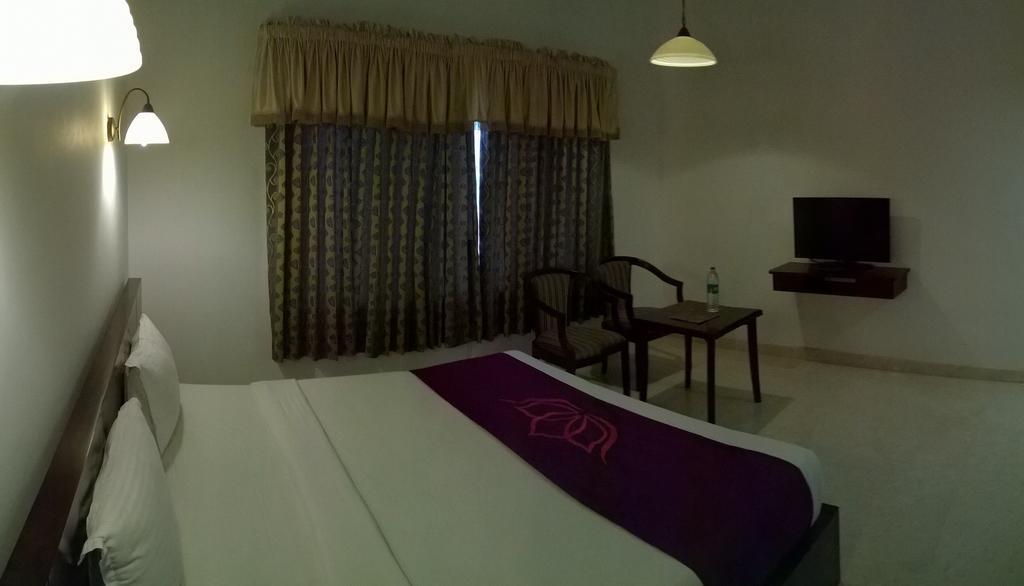 Lakshmi Hotel Thanjavur Room photo