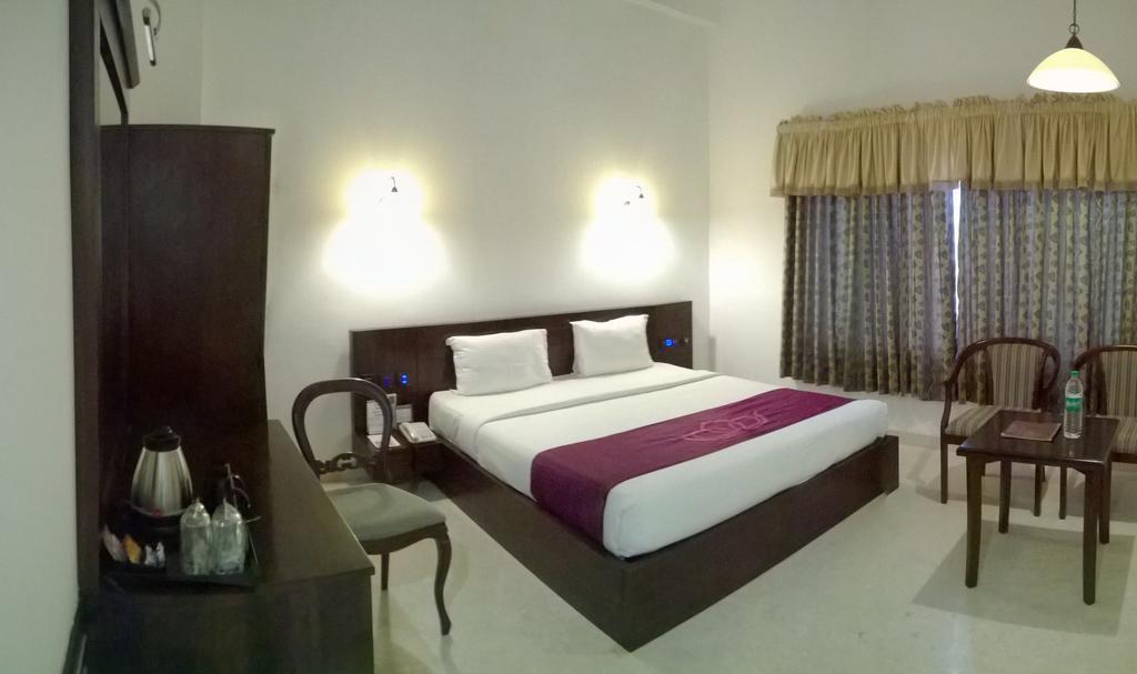 Lakshmi Hotel Thanjavur Room photo