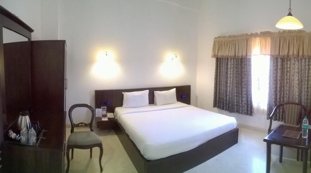 Lakshmi Hotel Thanjavur Room photo